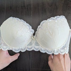 NWOT Triumph White Lace Bra 34B